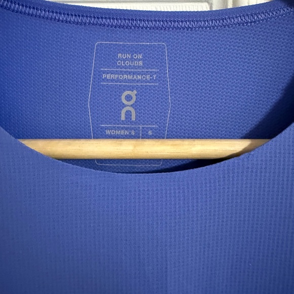 On clouds Women's Sky Blue and Charcoal Short Sleeve Tee - Picture 6 of 6